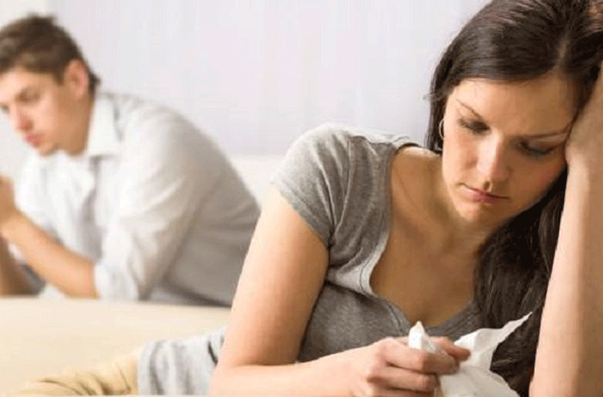 Casal em conflito representando crise de confiança